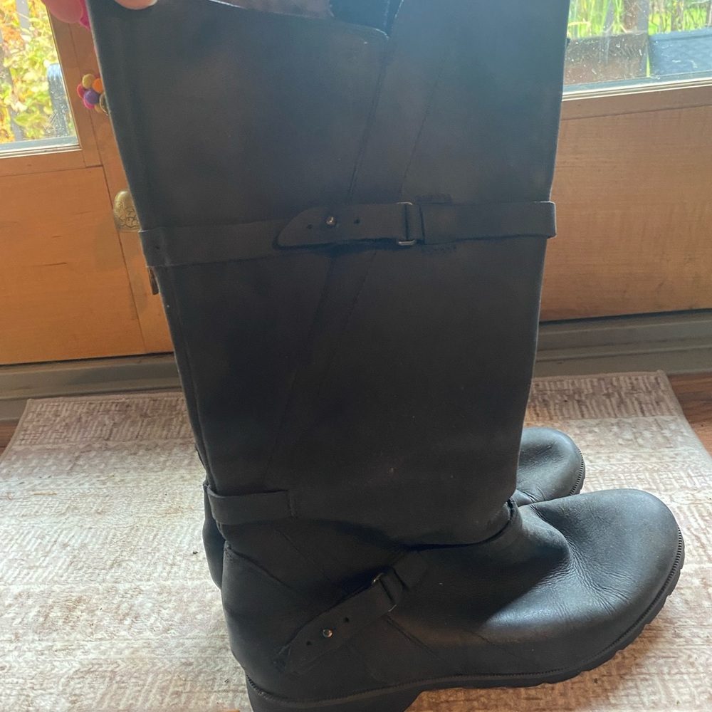Teva 9.5 women’s leather black boots